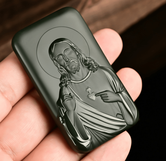 Christianartworkshop Collier amulette de Jésus en jade finement sculpté - Un emblème discret de dévotion et de tranquillité - Jade - image 0