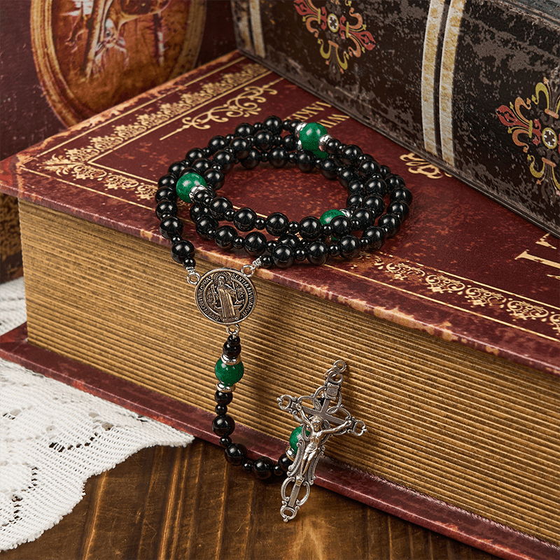 Christianartworkshop FOI PRIÉE : Chapelet fait main en obsidienne et jade, orné d'un crucifix et de perles de 8 mm, avec croix et pendentif Saint Benoît. - image 6