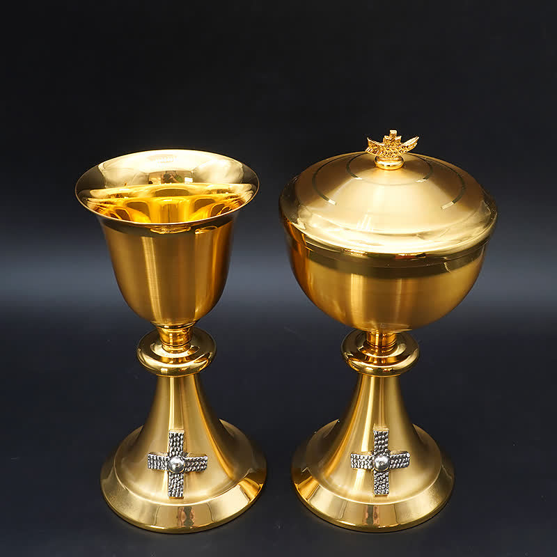 Christianartworkshop Calice et pyxide exquis, ornés d'une croix et de couleur or – Vases divins pour la communion sacrée - image 1