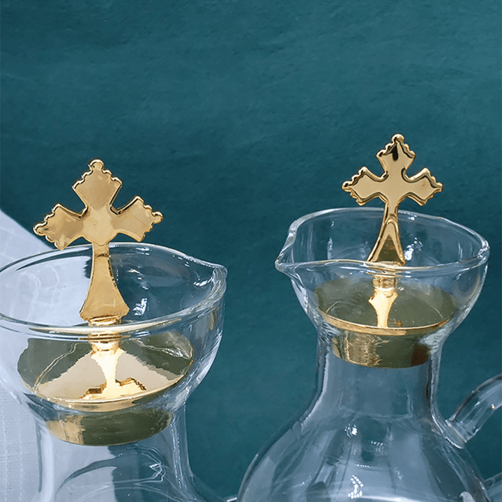 Christianartworkshop Élégant coffret à huiliers-vinaigrettes en verre orné d'une croix et rehaussé de dorures - Vaisselle sacrée raffinée - image 2