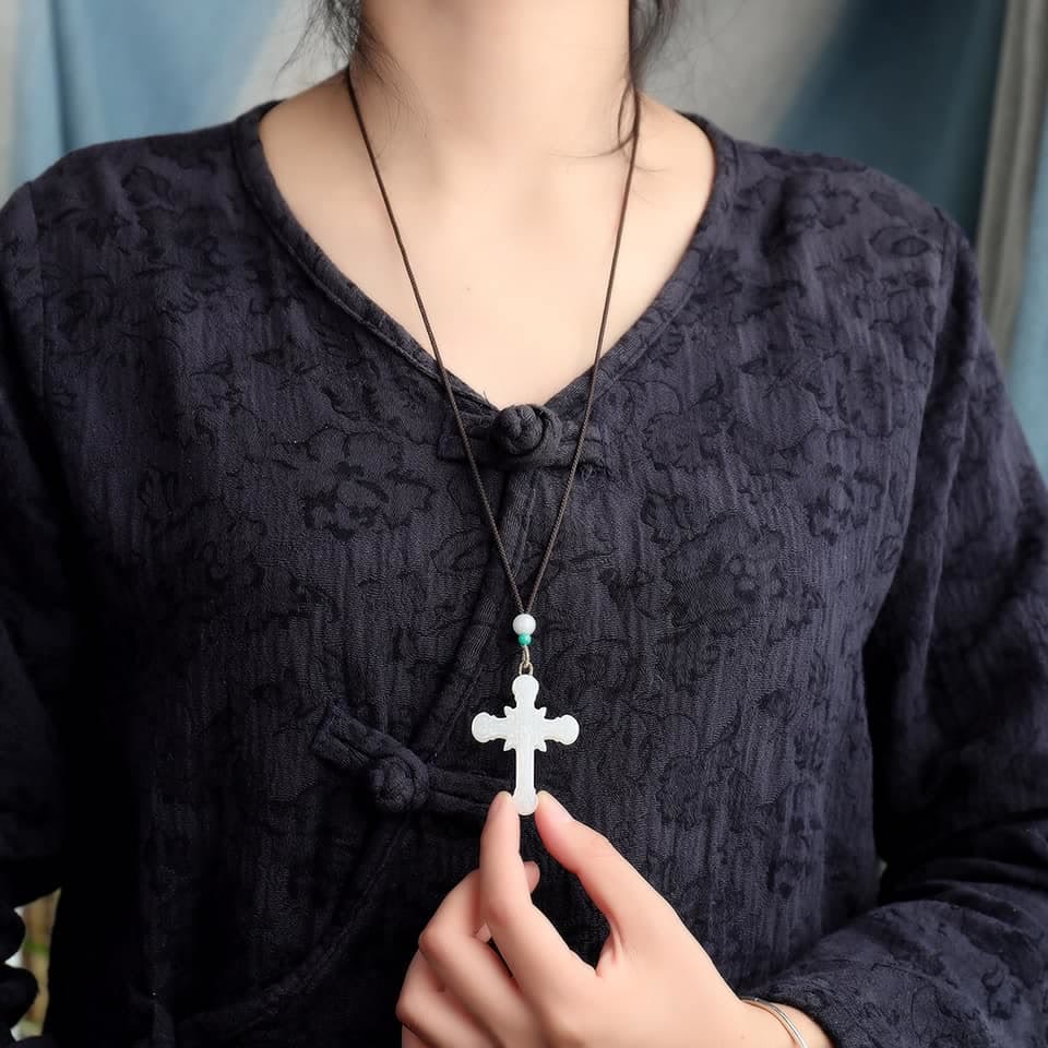 Christianartworkshop Pendentif crucifix en jade sculpté, symbole de sérénité et de grâce. - image 3