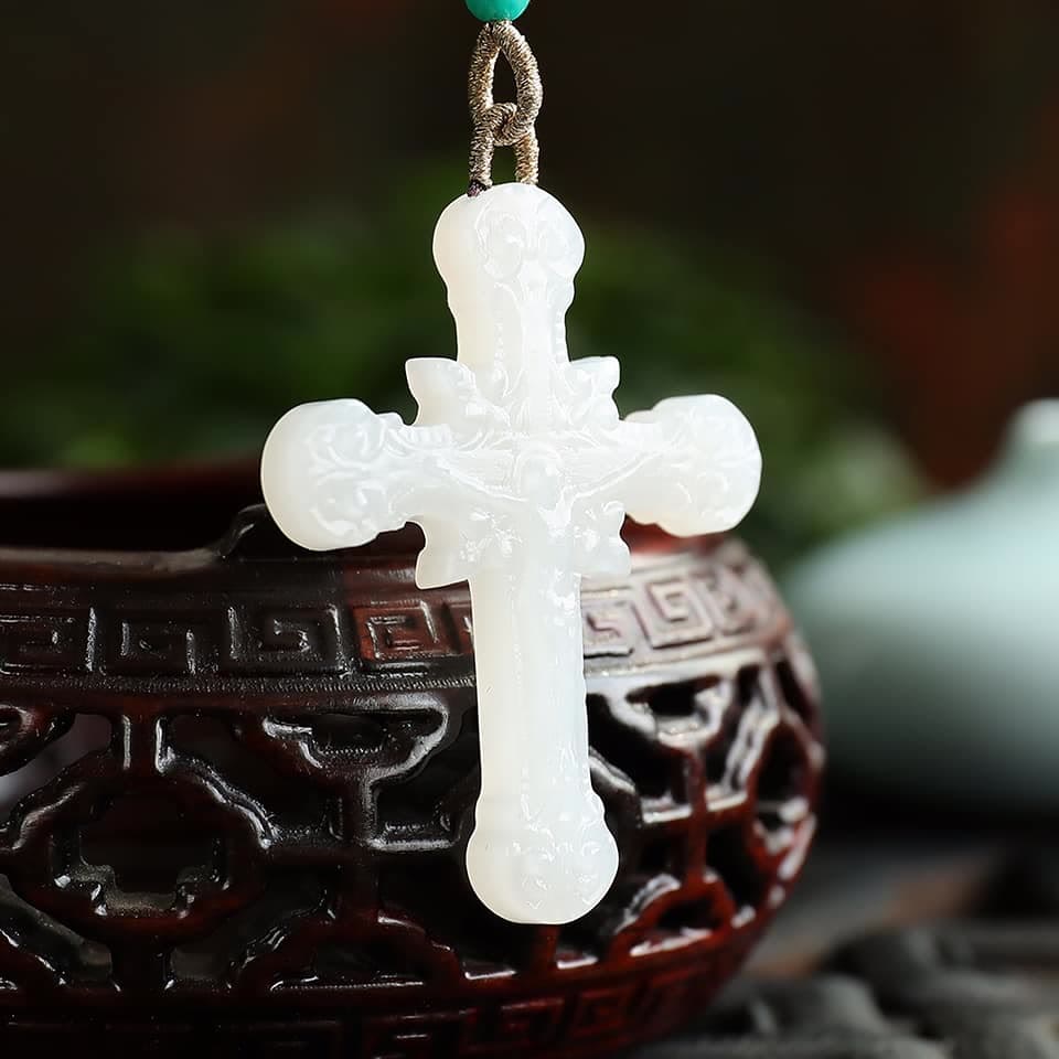 Christianartworkshop Pendentif crucifix en jade sculpté, symbole de sérénité et de grâce. - Crucifix - image 0