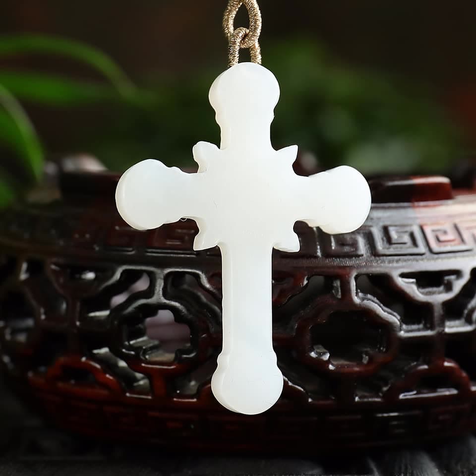 Christianartworkshop Pendentif crucifix en jade sculpté, symbole de sérénité et de grâce. - image 2
