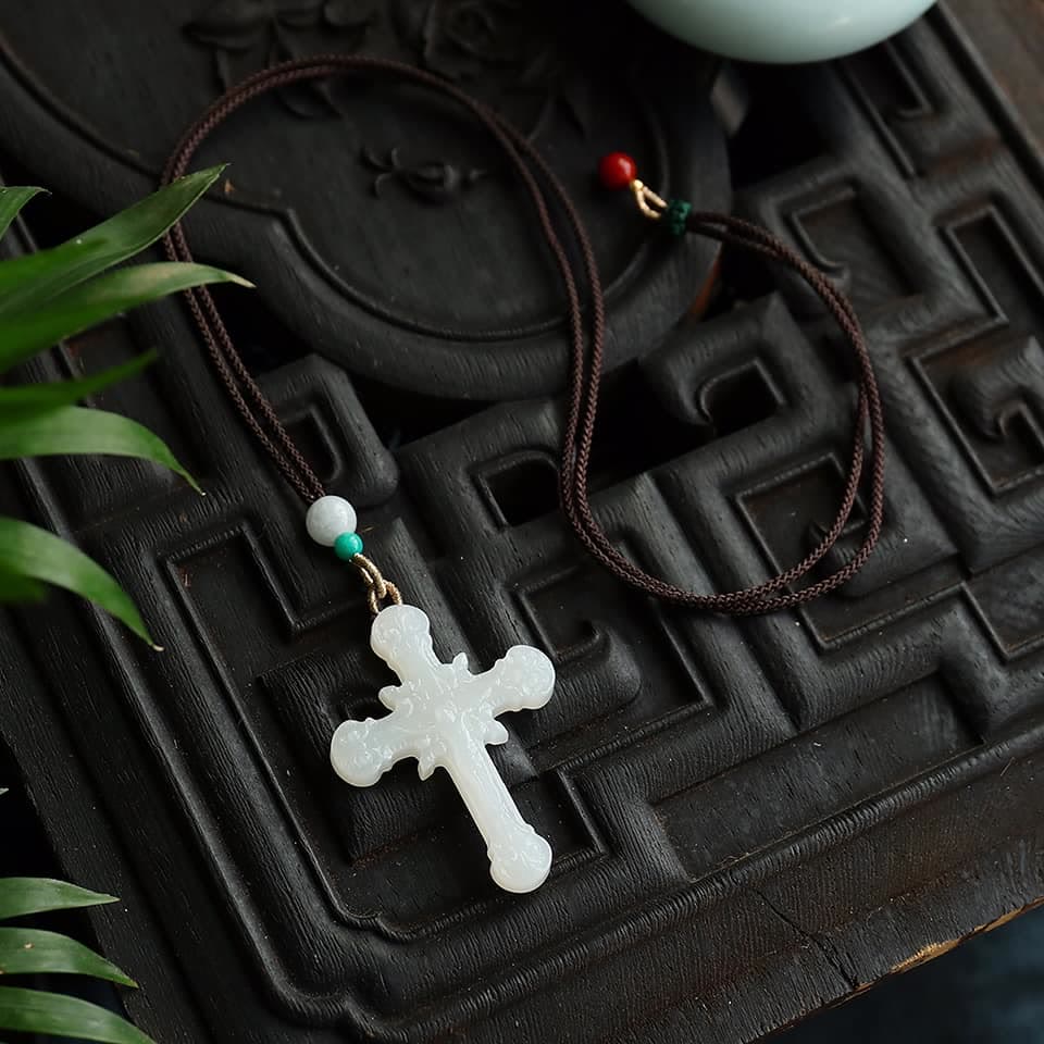 Christianartworkshop Pendentif crucifix en jade sculpté, symbole de sérénité et de grâce. - image 4