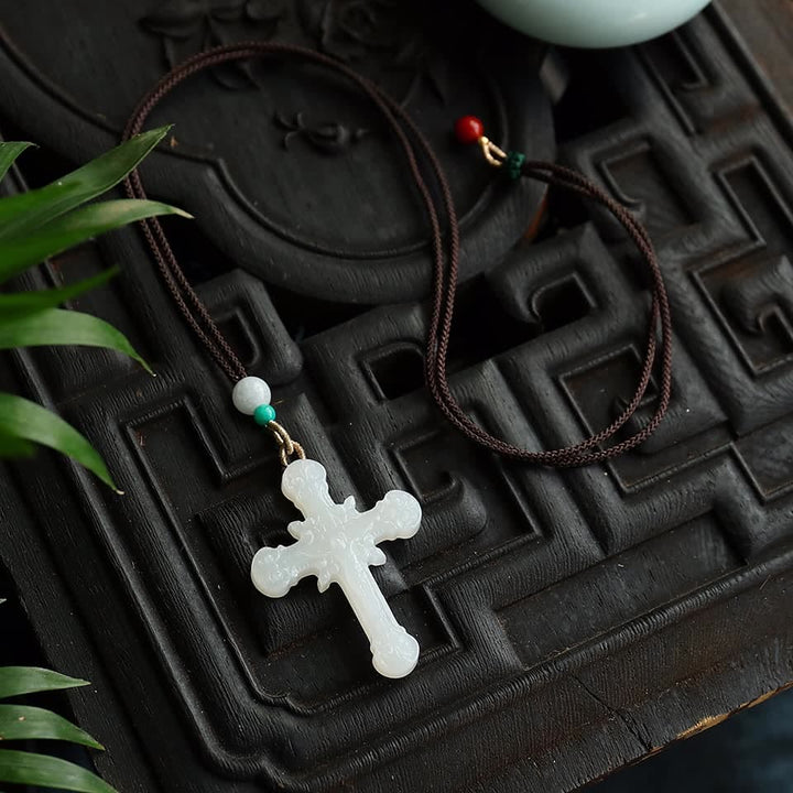 Christianartworkshop Pendentif crucifix en jade sculpté, symbole de sérénité et de grâce. - image 4