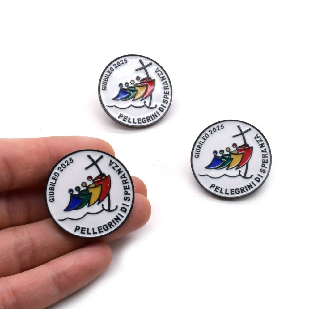 Christianartworkshop Ensemble de 3 badges de pèlerinage du Jubilé : Embrassez l’esprit du millénaire chrétien - Ensemble de 3 pièces - image 0