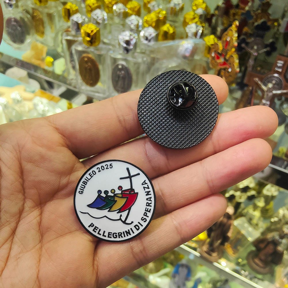 Christianartworkshop Ensemble de 3 badges de pèlerinage du Jubilé : Embrassez l’esprit du millénaire chrétien - image 1