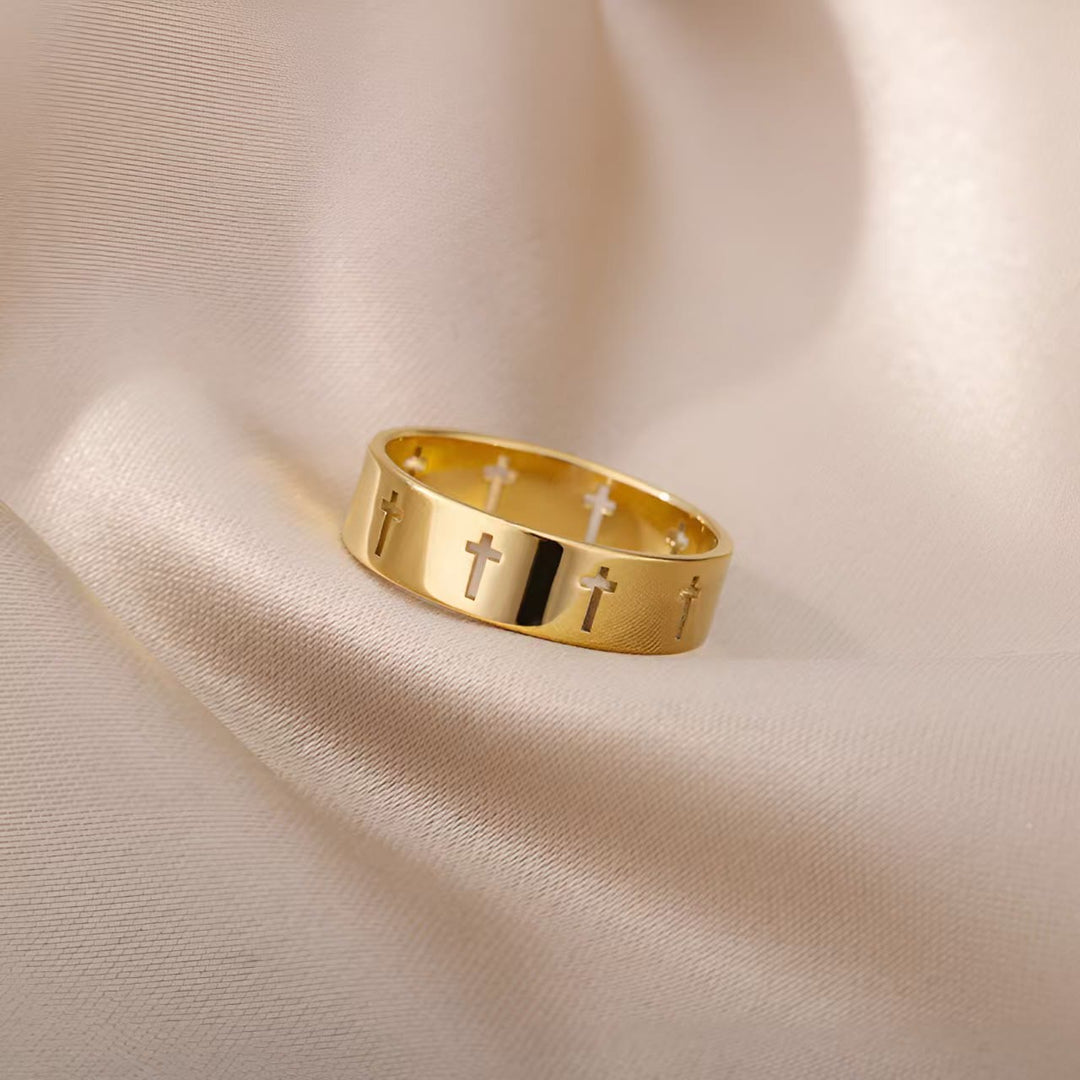 Bague Croix Divine en Or de Christianartworkshop : Une expression simple et profonde de dévotion - image 2