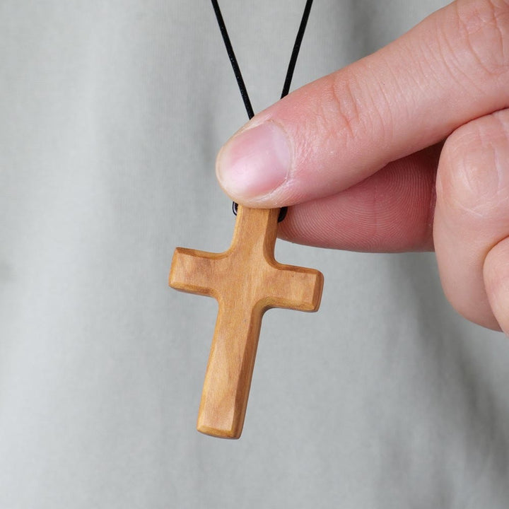 Christianartworkshop Collier croix en bois d'olivier fait main : un symbole de foi et de savoir-faire - image 2