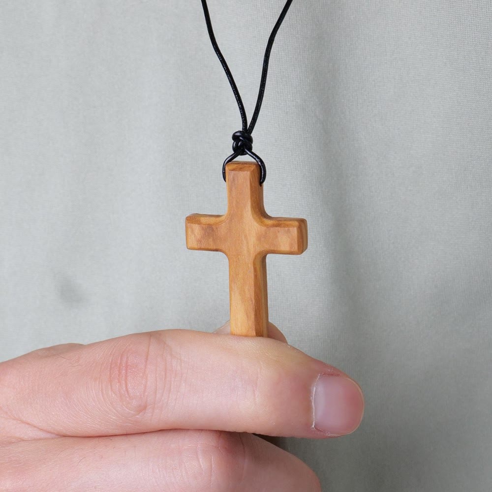 Christianartworkshop Collier croix en bois d'olivier fait main : un symbole de foi et de savoir-faire - image 3