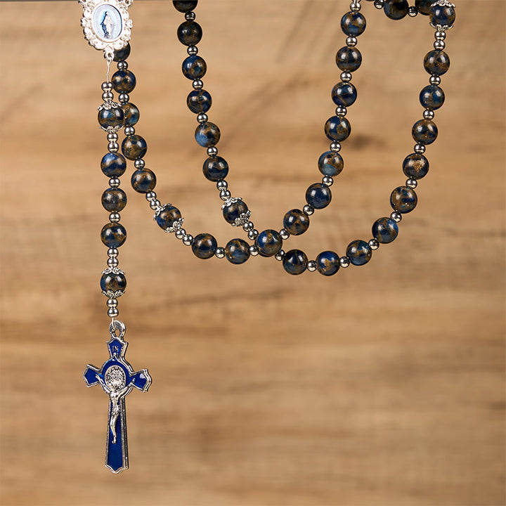 Christianartworkshop Chapelet de perles en pierre bleue et dorée de 8 mm, orné d'une croix bleue et d'un crucifix, représentant la Vierge Marie - image 2