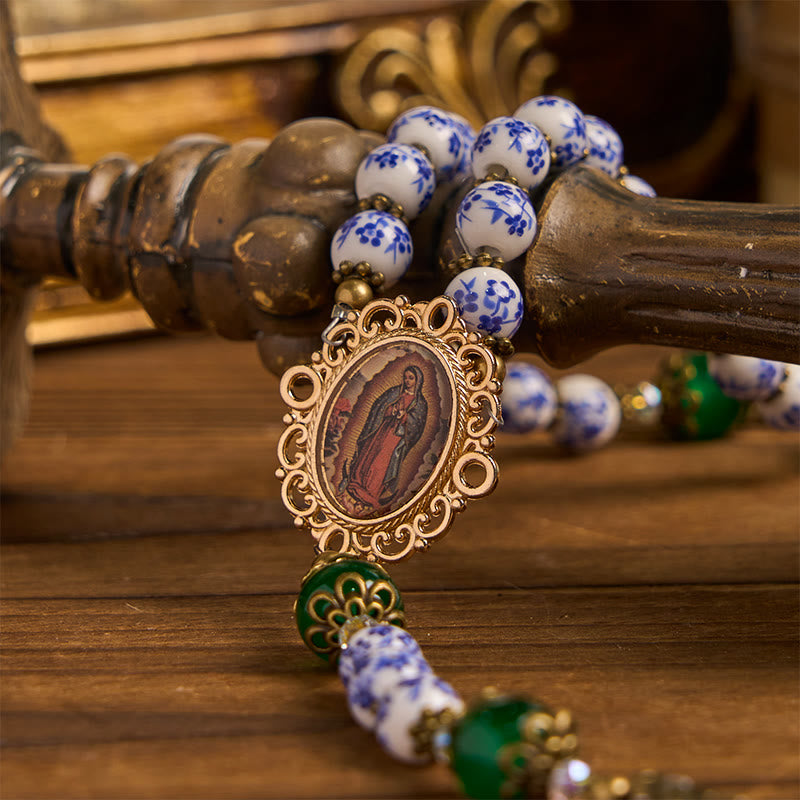 Christianartworkshop Chapelet floral fait main Divine Serenity : Notre-Dame de Guadalupe et crucifix en céramique et jade de 8 mm - image 7
