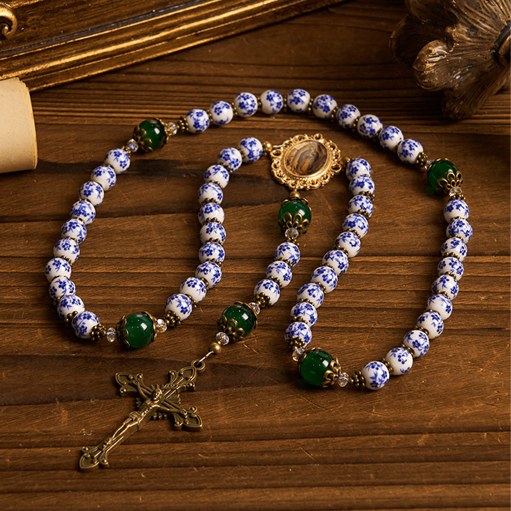 Christianartworkshop Chapelet floral fait main Divine Serenity : Notre-Dame de Guadalupe et crucifix en céramique et jade de 8 mm - image 3