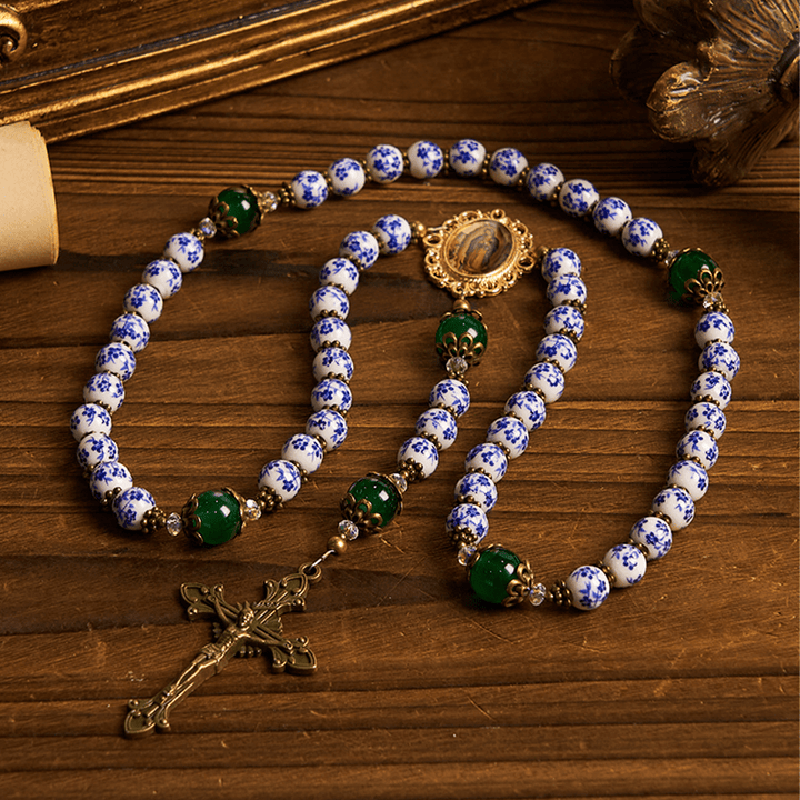 Christianartworkshop Chapelet floral fait main Divine Serenity : Notre-Dame de Guadalupe et crucifix en céramique et jade de 8 mm - image 3