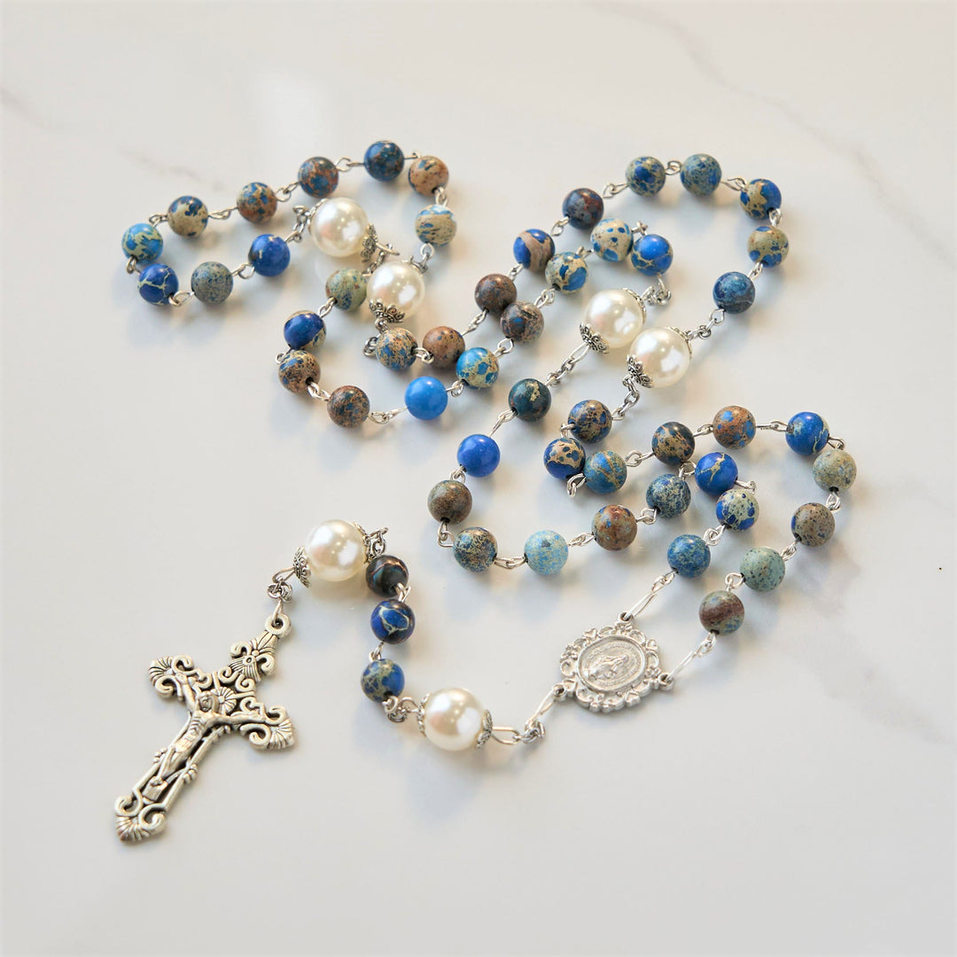 Christianartworkshop Médaille miraculeuse et crucifix en pierre impériale bleu foncé de 8 mm, chapelet fait main pour la prière quotidienne - Pierre impériale bleu profond - image 0