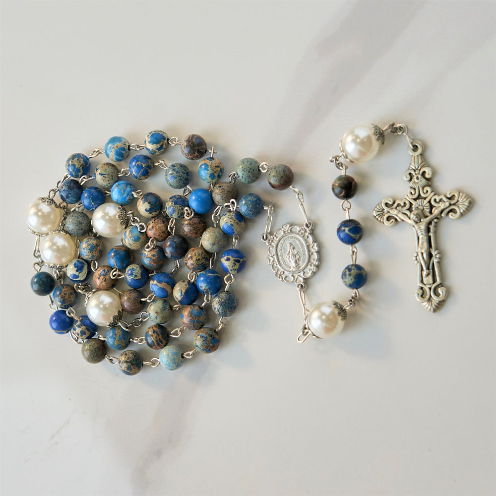 Christianartworkshop Médaille miraculeuse et crucifix en pierre impériale bleu foncé de 8 mm, chapelet fait main pour la prière quotidienne - image 1