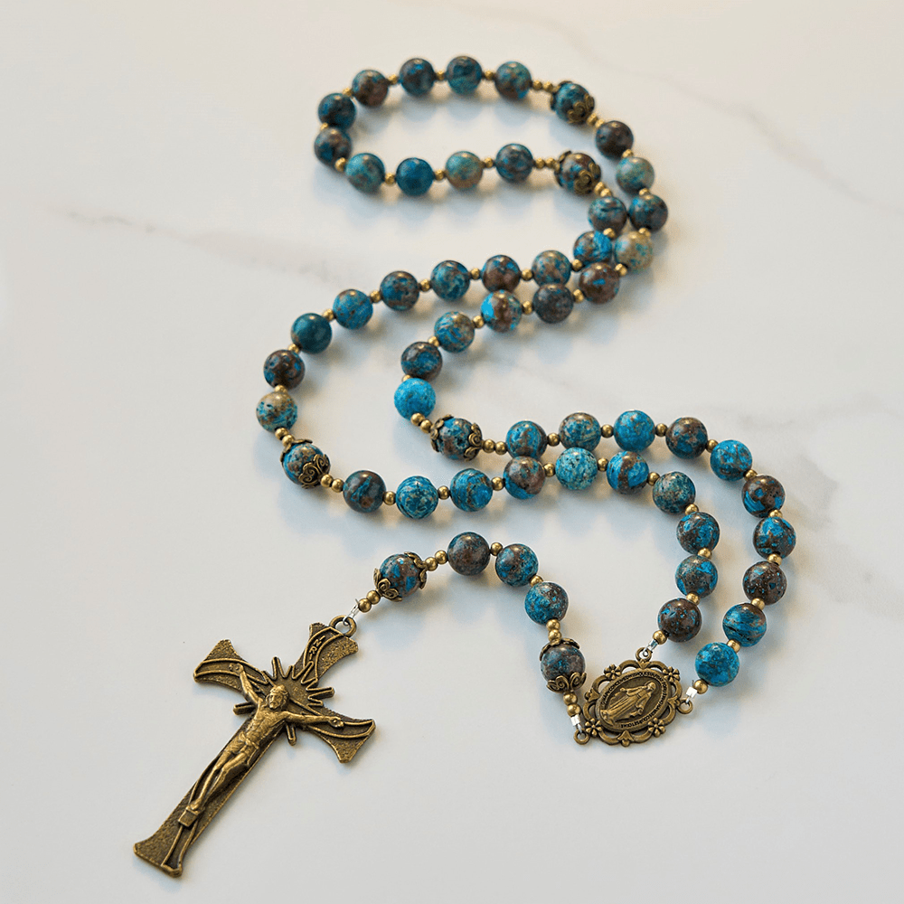 Christianartworkshop Chapelet artisanal en perles à motif bleu : médaille miraculeuse et crucifix en pierre de larimar authentique de 8 mm - Pierre de larimar authentique - image 0