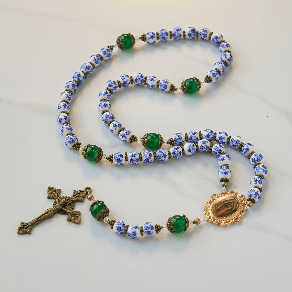 Christianartworkshop Chapelet floral fait main Divine Serenity : Notre-Dame de Guadalupe et crucifix en céramique et jade de 8 mm - image 1