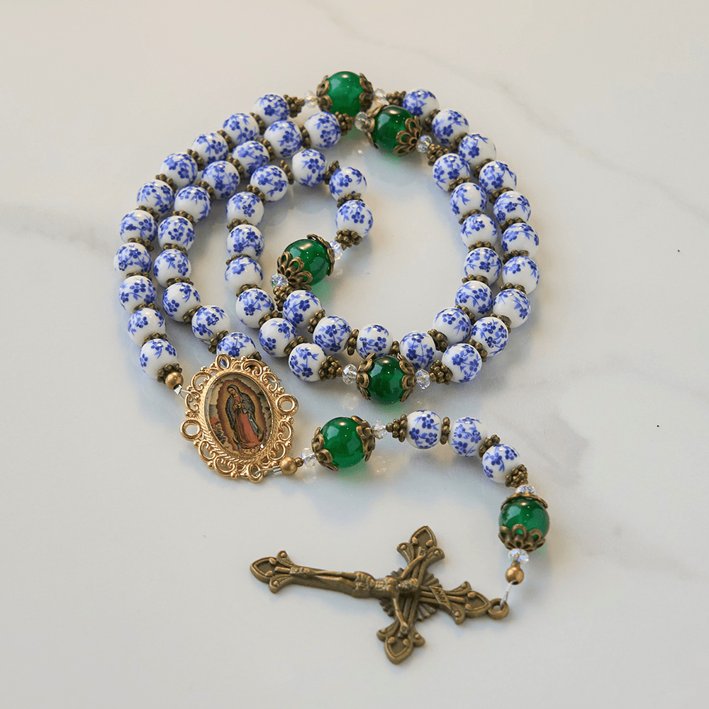 Christianartworkshop Chapelet floral fait main Divine Serenity : Notre-Dame de Guadalupe et crucifix en céramique et jade de 8 mm - Céramiques et jade - image 0