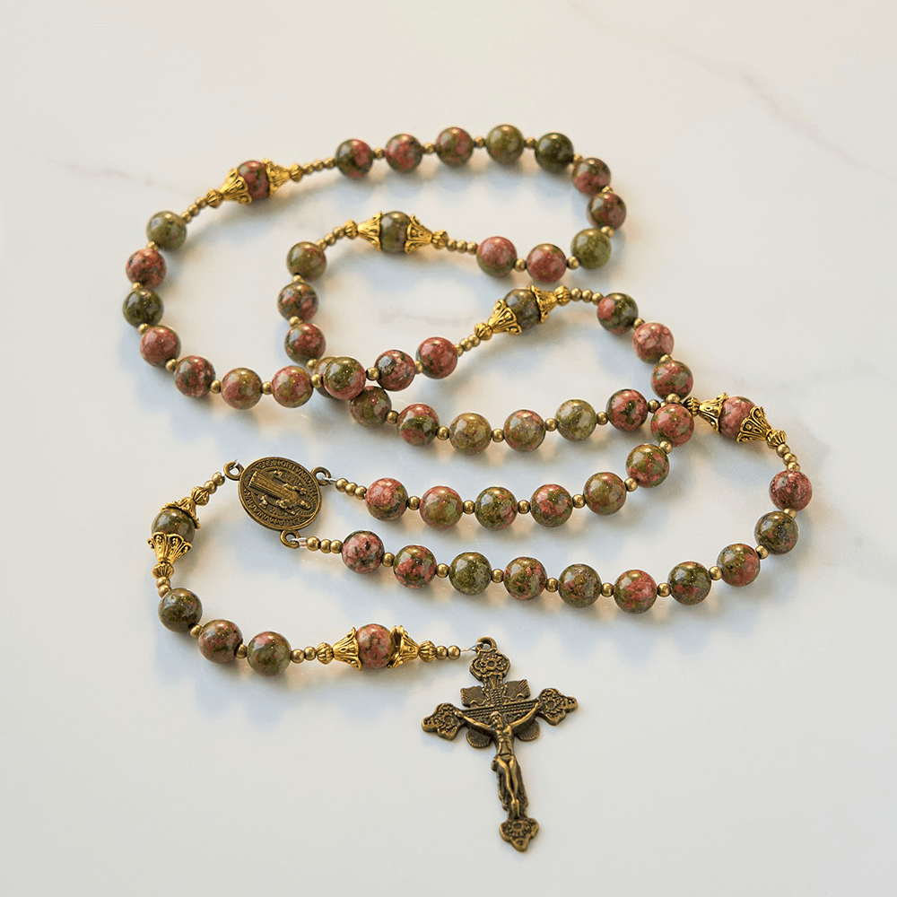 Christianartworkshop Chapelet en chrysocolle de 8 mm, orné d'un crucifix et de l'effigie de Saint Benoît, fait main - Création exclusive pour la prière. - Saint Benoît et le Crucifix - image 0
