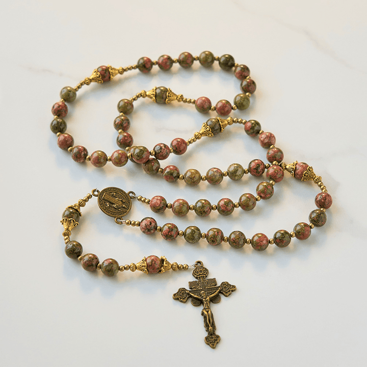 Christianartworkshop Chapelet en chrysocolle de 8 mm, orné d'un crucifix et de l'effigie de Saint Benoît, fait main - Création exclusive pour la prière. - Saint Benoît et le Crucifix - image 0
