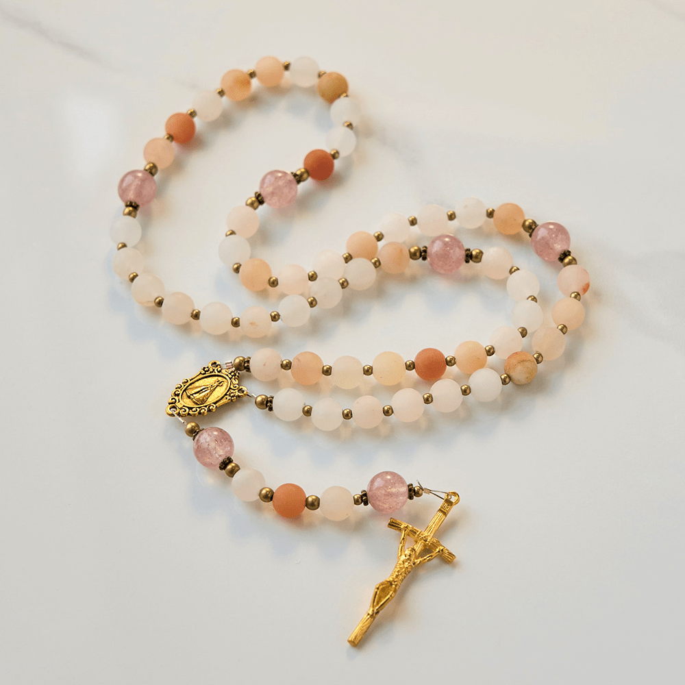Christianartworkshop Notre-Dame et crucifix en aventurine rose et quartz fraise faits main de 8 mm - image 1