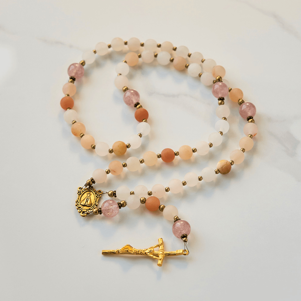 Christianartworkshop Notre-Dame et crucifix en aventurine rose et quartz fraise faits main de 8 mm - Aventurine rose - image 0