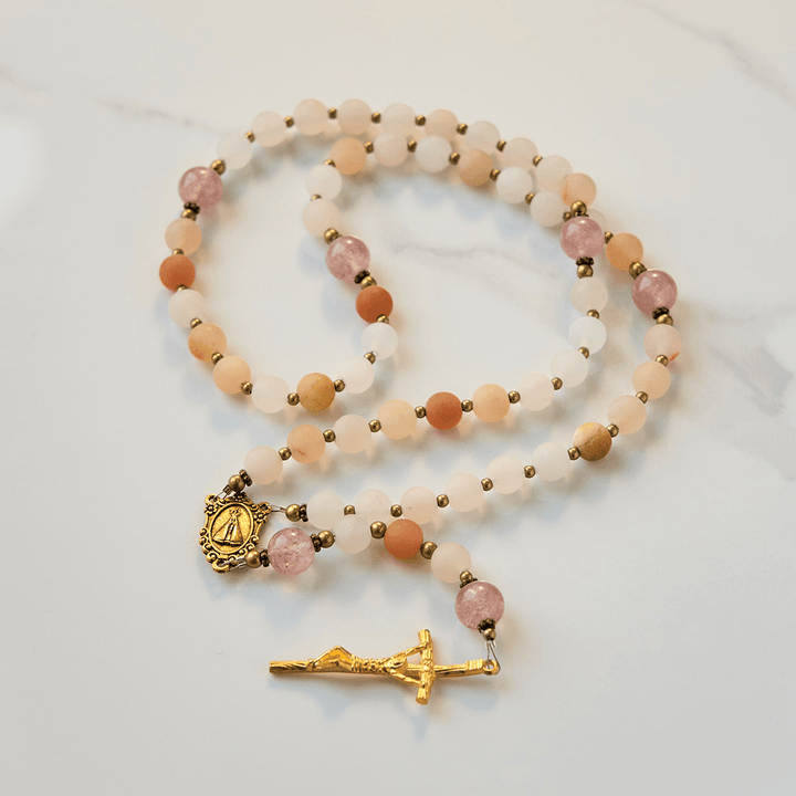 Christianartworkshop Notre-Dame et crucifix en aventurine rose et quartz fraise faits main de 8 mm - Aventurine rose - image 0