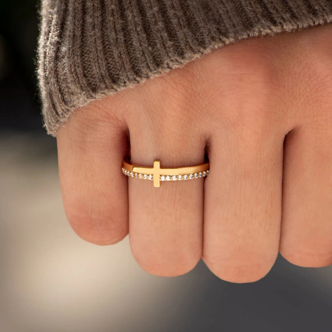 Bague « Prière » en argent 925 représentant Jésus et la croix, signée Christianartworkshop - Puiser la puissance divine dans la foi - image 1
