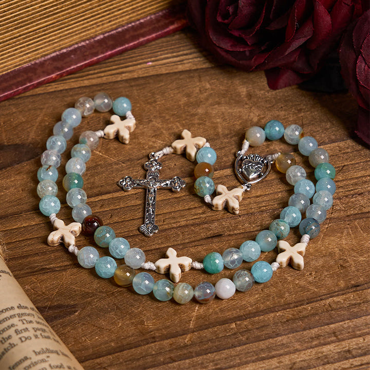 Christianartworkshop Chapelet « Sérénité en prière » : chapelet artisanal de paix et de dévotion avec des perles d'agate bleu ciel à motifs de 8 mm. - image 3