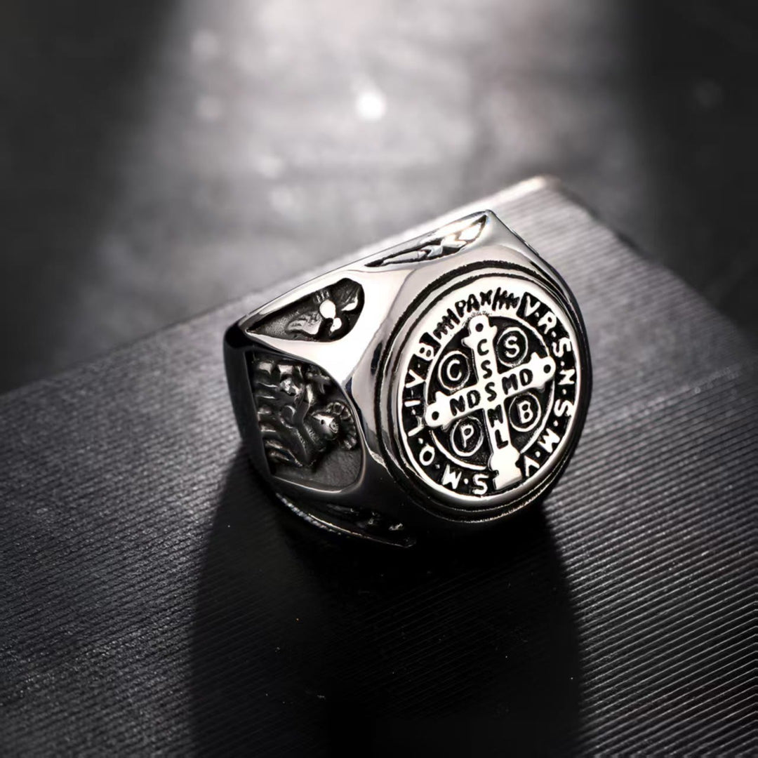Bague Croix de Saint Benoît de Christianartworkshop : un symbole de foi et de don d’amour - image 5