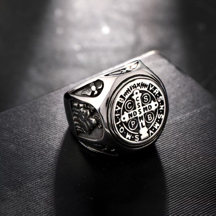 Bague Croix de Saint Benoît de Christianartworkshop : un symbole de foi et de don d’amour - image 5