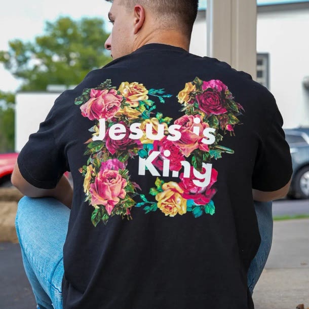 T-shirt chrétien orné de fleurs « Jésus est roi » de Christianartworkshop - image 1