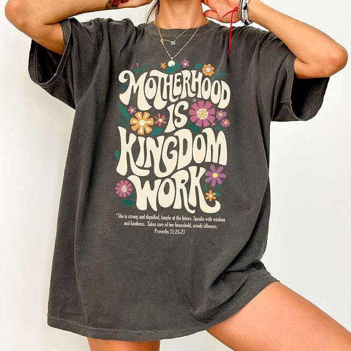 T-shirt unisexe délavé « La maternité est un royaume » de Christianartworkshop - image 1