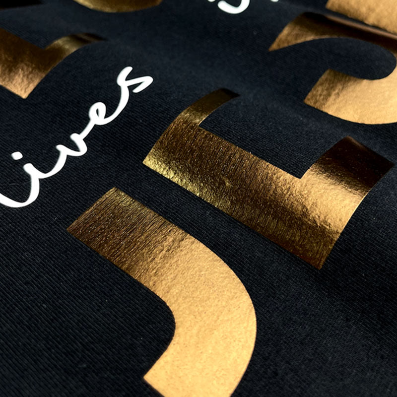 T-shirt chrétien « Foi glamour : Jésus vit en moi » avec texte doré, signé Christianartworkshop - image 3