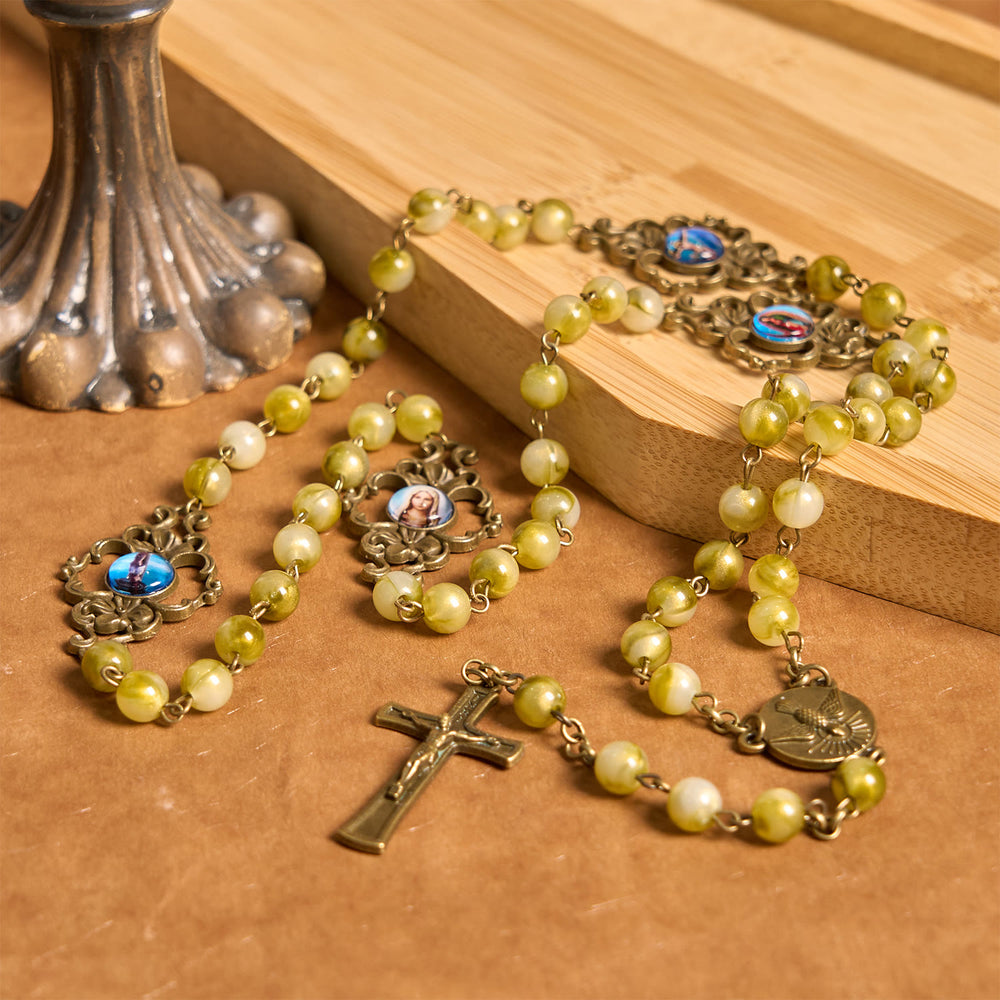 Christianartworkshop Chapelet vintage en métal, orné du Saint-Esprit et d'un crucifix, composé de perles jaune-vert de 8 mm, datées de dix minutes. - image 1