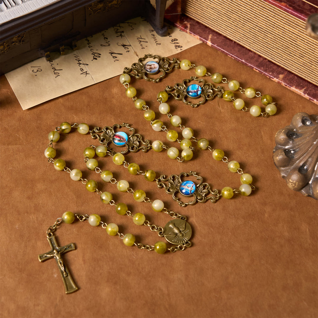 Christianartworkshop Chapelet vintage en métal, orné du Saint-Esprit et d'un crucifix, composé de perles jaune-vert de 8 mm, datées de dix minutes. - Saint-Esprit et crucifix - image 0