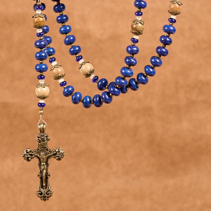 Christianartworkshop Médaille et crucifix faits main de Sainte Thérèse de Lisieux, en lapis-lazuli aplati 8*10 mm et chapelet en pierre de carte - image 2