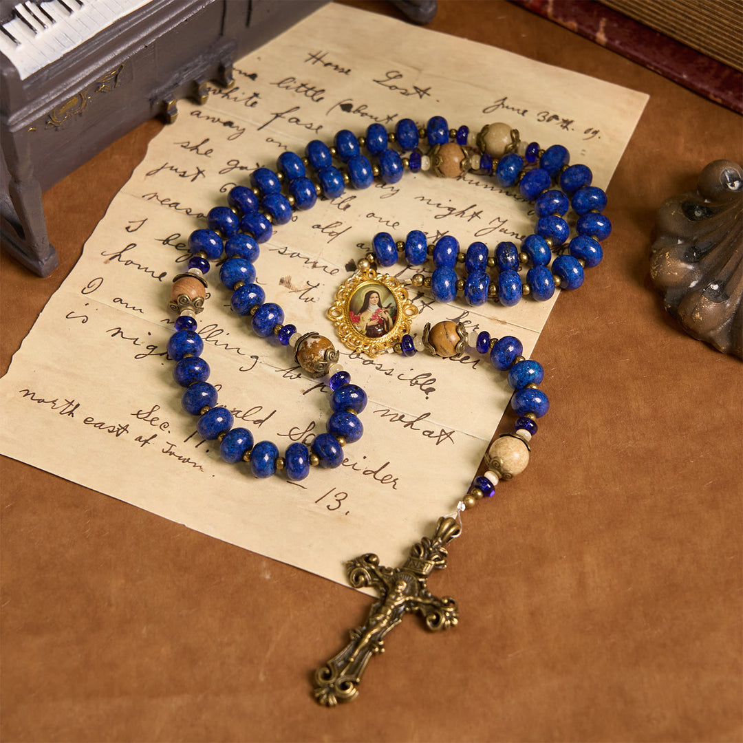 Christianartworkshop Médaille et crucifix faits main de Sainte Thérèse de Lisieux, en lapis-lazuli aplati 8*10 mm et chapelet en pierre de carte - Perles d'abaque en lapis-lazuli - image 0