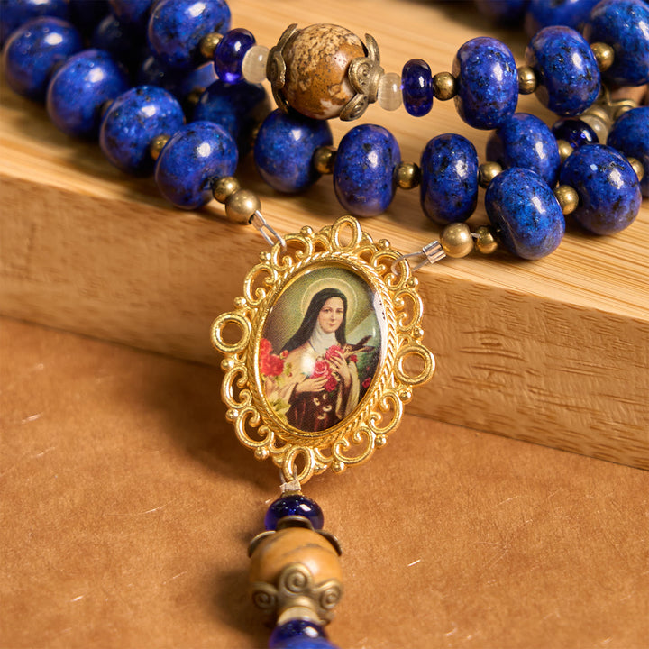 Christianartworkshop Médaille et crucifix faits main de Sainte Thérèse de Lisieux, en lapis-lazuli aplati 8*10 mm et chapelet en pierre de carte - image 4