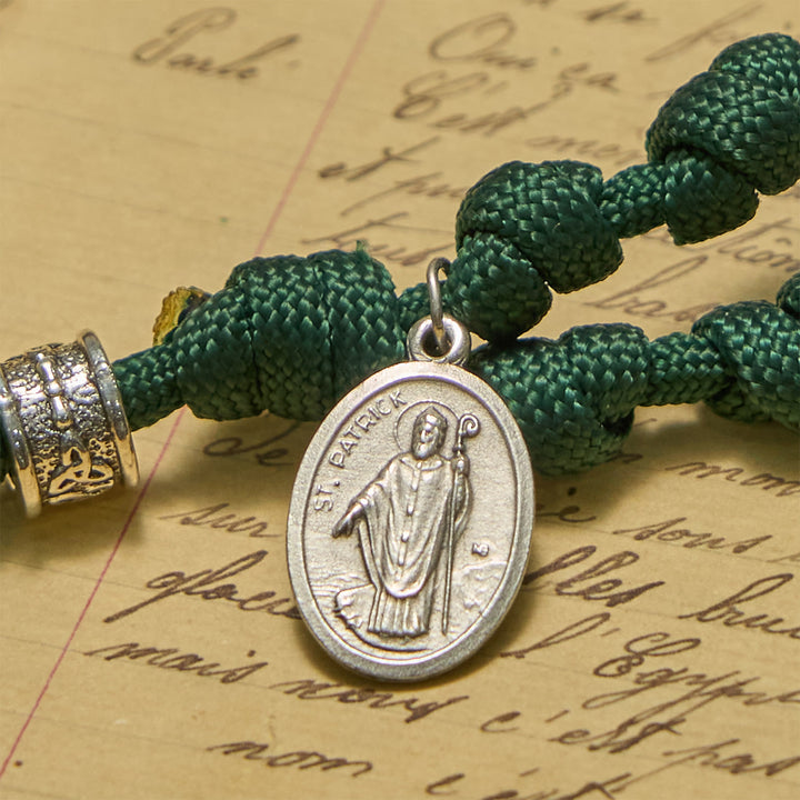 Christianartworkshop Médaille de Saint Patrick, croix celtique vert foncé, chapelet en paracorde nouée à la main, inspiré par une médaille de Saint Patrick. - image 3