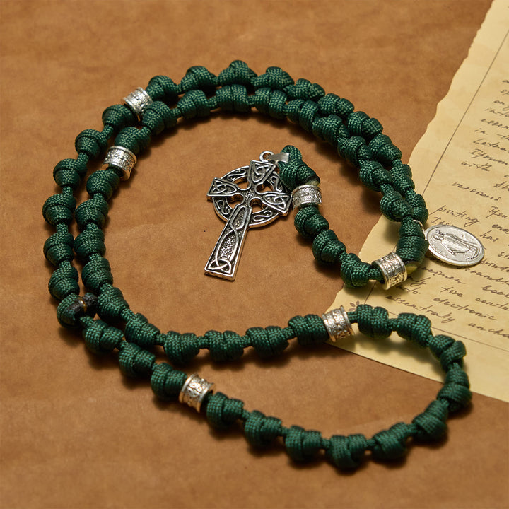 Christianartworkshop Médaille de Saint Patrick, croix celtique vert foncé, chapelet en paracorde nouée à la main, inspiré par une médaille de Saint Patrick. - image 1