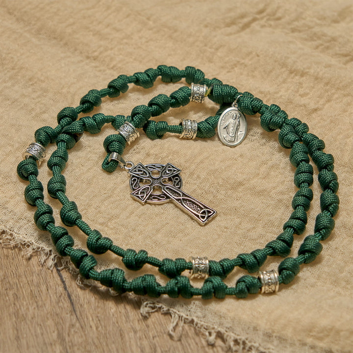 Christianartworkshop Médaille de Saint Patrick, croix celtique vert foncé, chapelet en paracorde nouée à la main, inspiré par une médaille de Saint Patrick. - image 2
