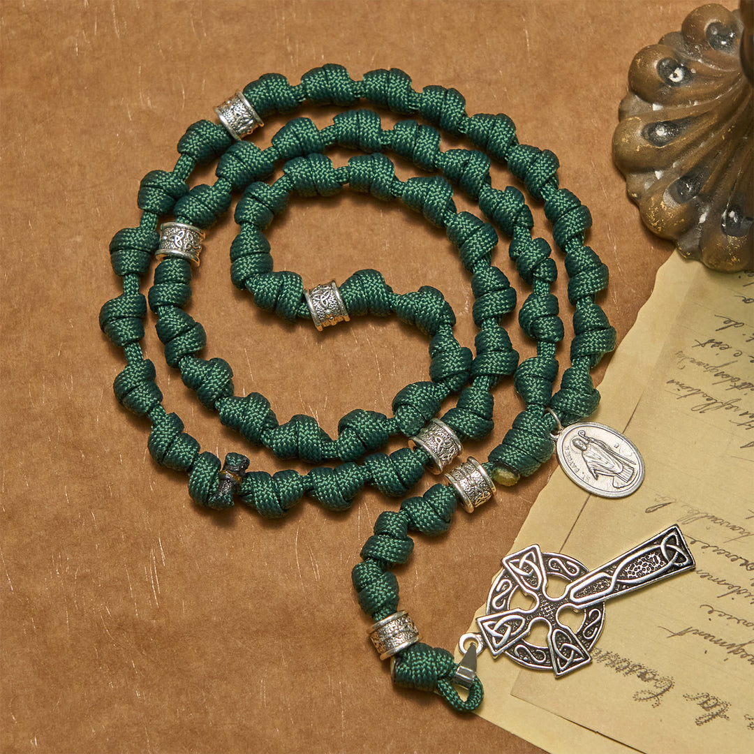 Christianartworkshop Médaille de Saint Patrick, croix celtique vert foncé, chapelet en paracorde nouée à la main, inspiré par une médaille de Saint Patrick. - Chapelet noué de Saint Patrick - image 0