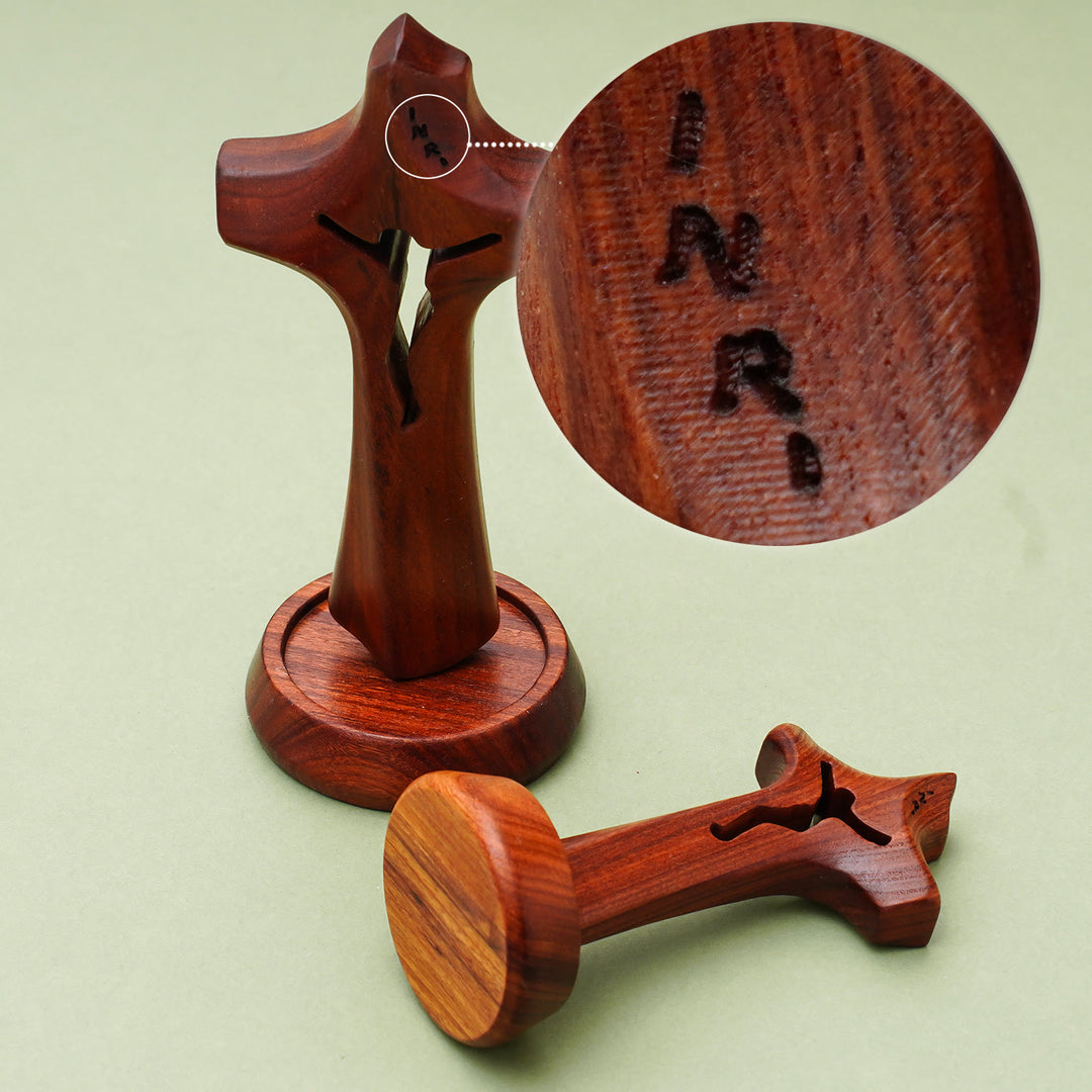 Christianartworkshop Croix sacrée en bois, ornement de bureau : un totem de foi - image 1