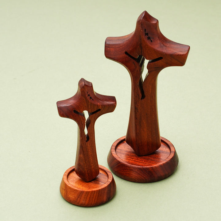 Christianartworkshop Croix sacrée en bois, ornement de bureau : un totem de foi - Petit - image 0
