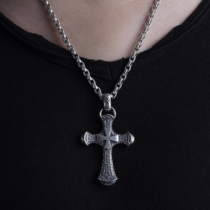Collier crucifix classique et vintage en argent sterling 925 de Christianartworkshop : l’alliance de l’esthétique historique et du savoir-faire moderne - image 1