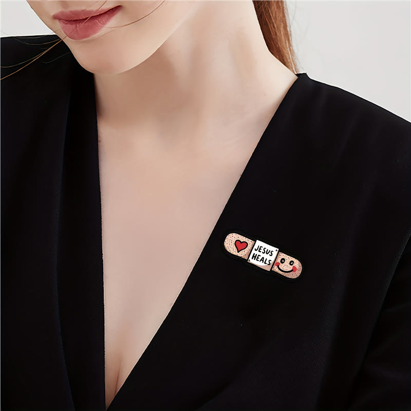 Broche pansement en forme de cœur « Jésus guérit » de Christianartworkshop : un symbole de foi et de réconfort - image 1