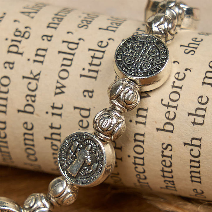 Bracelet crucifix Saint Benoît et rose de Christianartworkshop : un accessoire chrétien intemporel pour exprimer sa foi au quotidien. - image 6