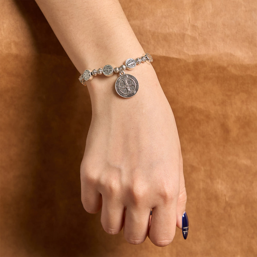 Bracelet crucifix Saint Benoît et rose de Christianartworkshop : un accessoire chrétien intemporel pour exprimer sa foi au quotidien. - image 1